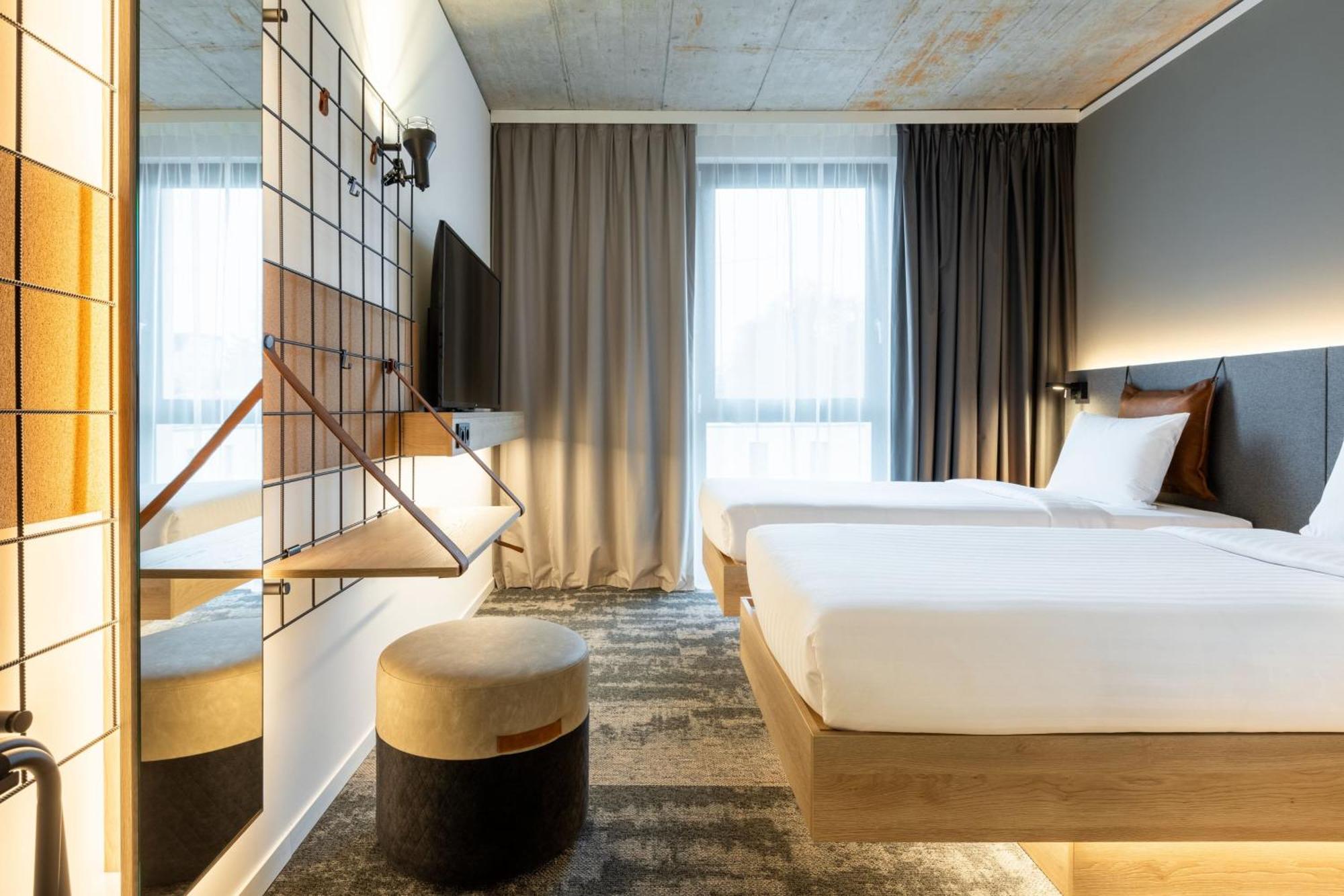 Moxy Outletcity Metzingen Метцинген Экстерьер фото
