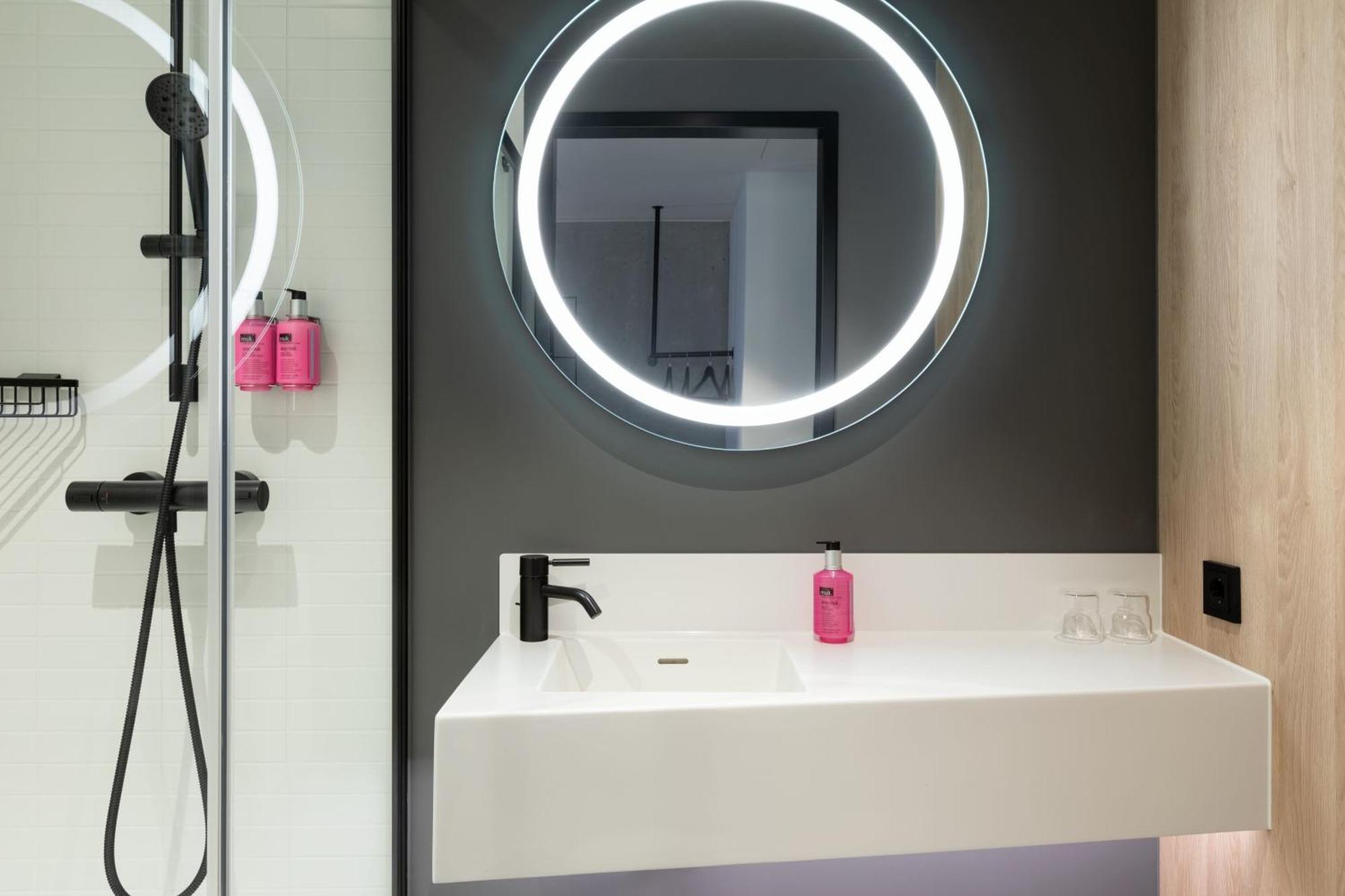 Moxy Outletcity Metzingen Метцинген Экстерьер фото